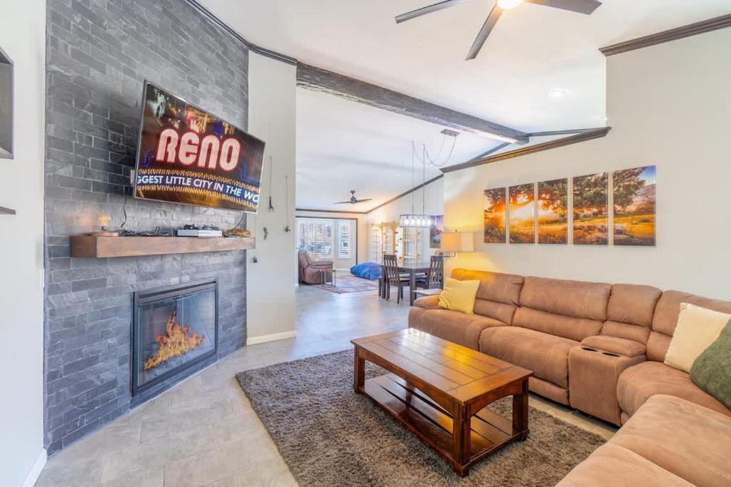 Reno House | Modern Getaway for 11- Hot Tub Games Gym