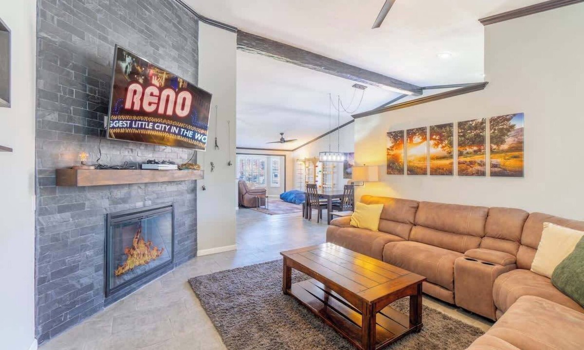 Reno House | Modern Getaway for 11- Hot Tub, Games, Gym