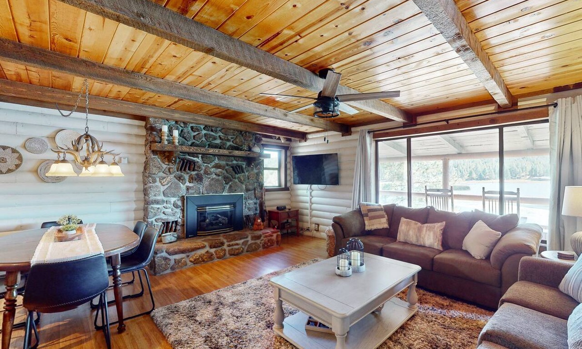 Munds Park House | Modern lakefront cabin with bbq, gas fireplace, amazing views