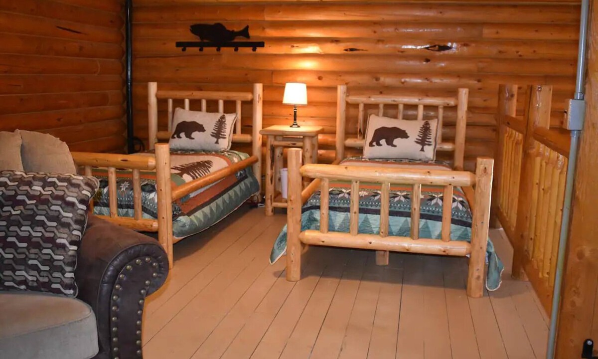 Ahsahka Cabin | Modern log cabin with a cozy feel along the Clearwater River