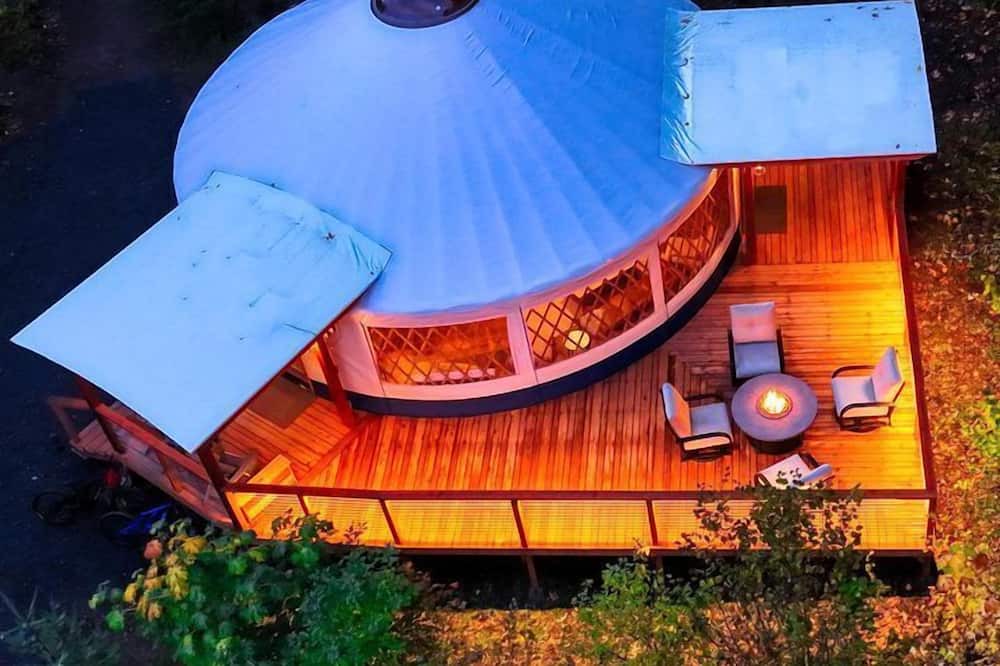 Carson Cabin | Modern Luxury Yurt with Firepit Table & Skylit Dome near Carson, Washington