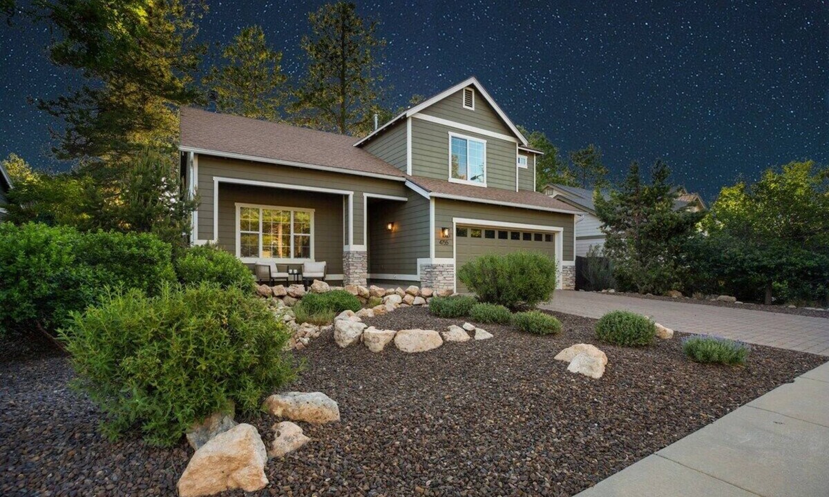 Ponderosa Trails House | Modern+Renovated+5 Mins from Polar Express+ Holiday Availability+Snow Bowl