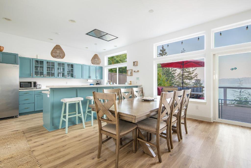 Hoodsport House | Modern retreat w/stunning views & hot tub