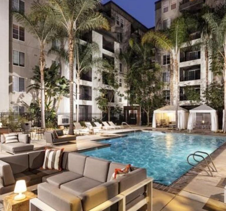 Pico Apartment | Modern Spacious Apt - Santa Monica with Parking and Pool