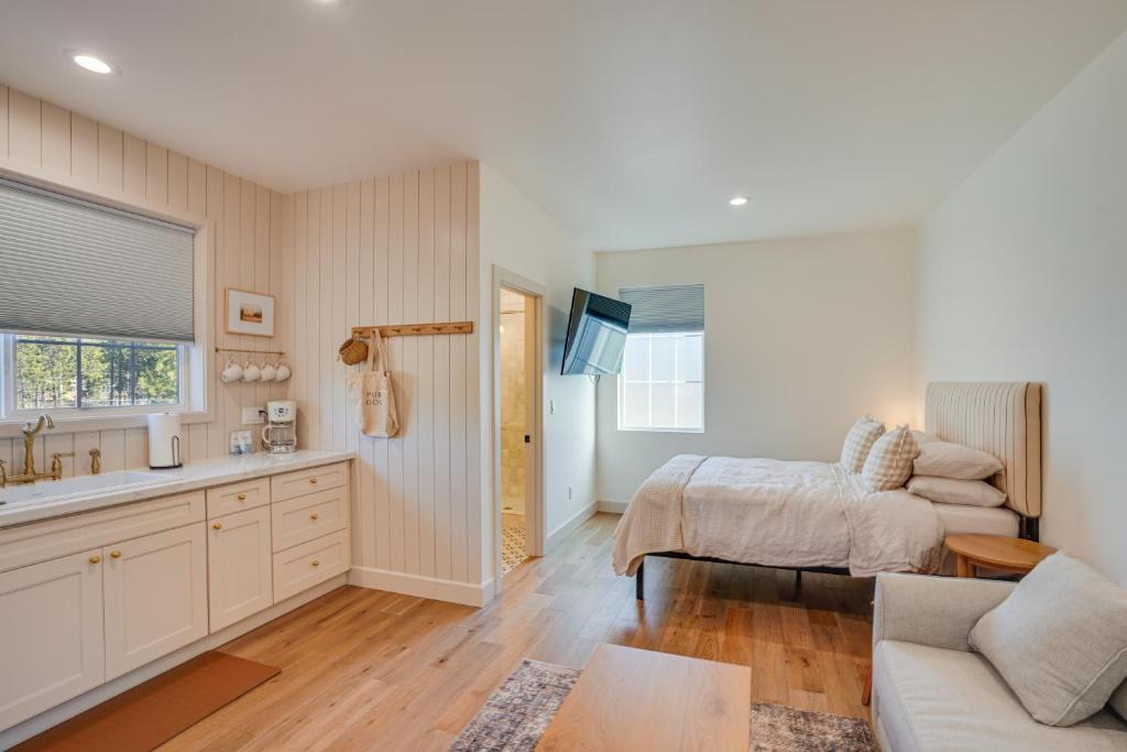 Sunriver Apartment | Modern Studio in Bend ~ 3 Mi to Sunriver Resort!