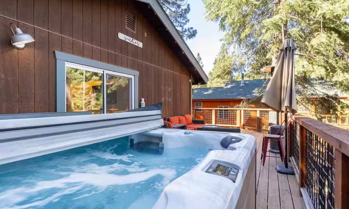 Ponderosa Palisades House | Modern Truckee Escape Upper Level - Hot Tub and Dogs Welcome