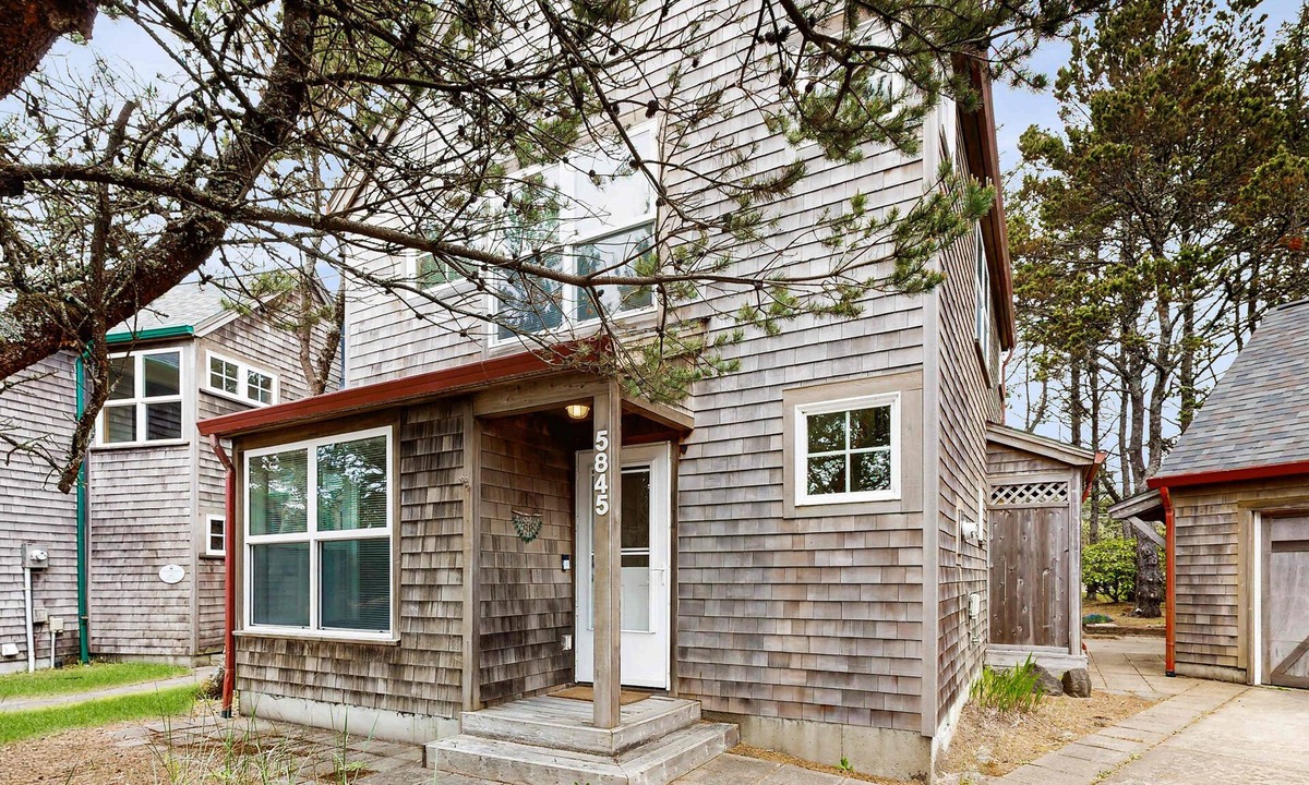 Shorepine Village House | Modern two story dog friendly home located close to beaches and trails