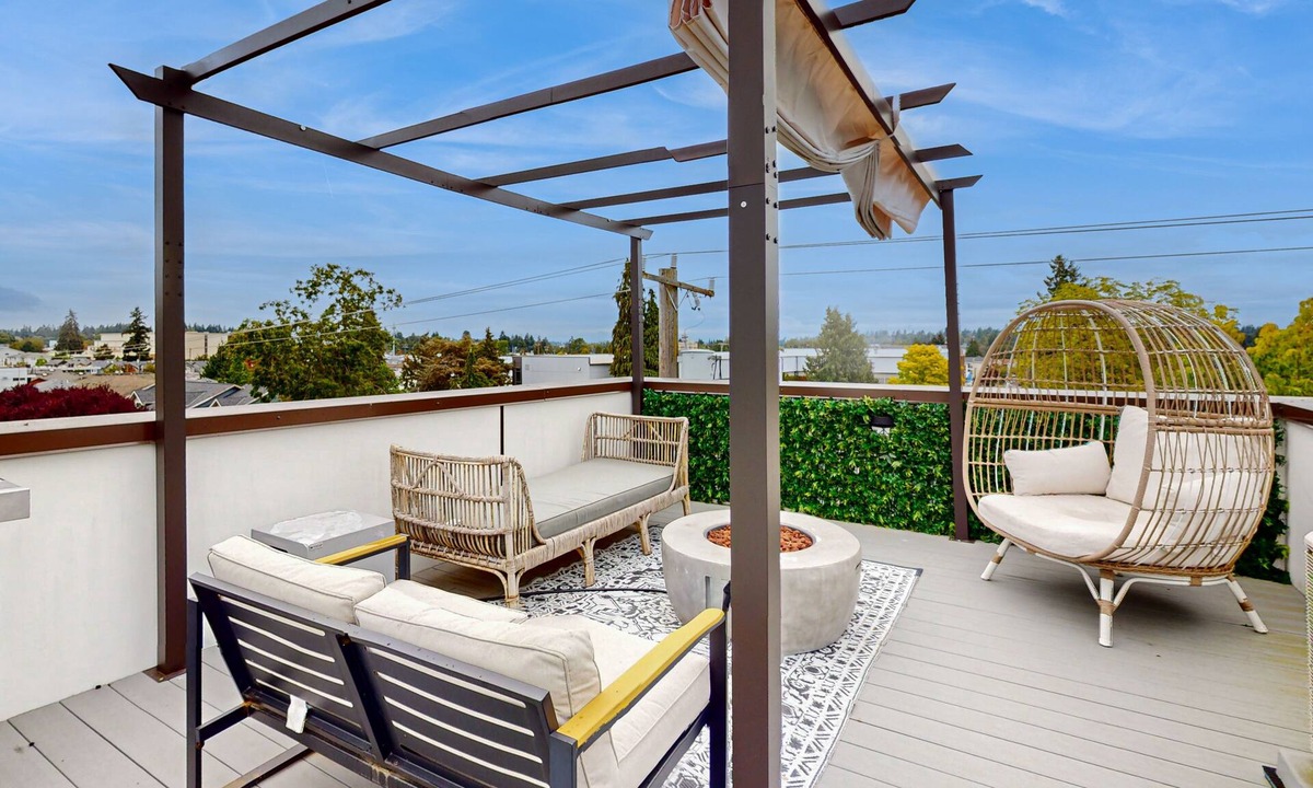 Greenwood House | Modern, urban townhome with rooftop patio views, gas grill and fire pit