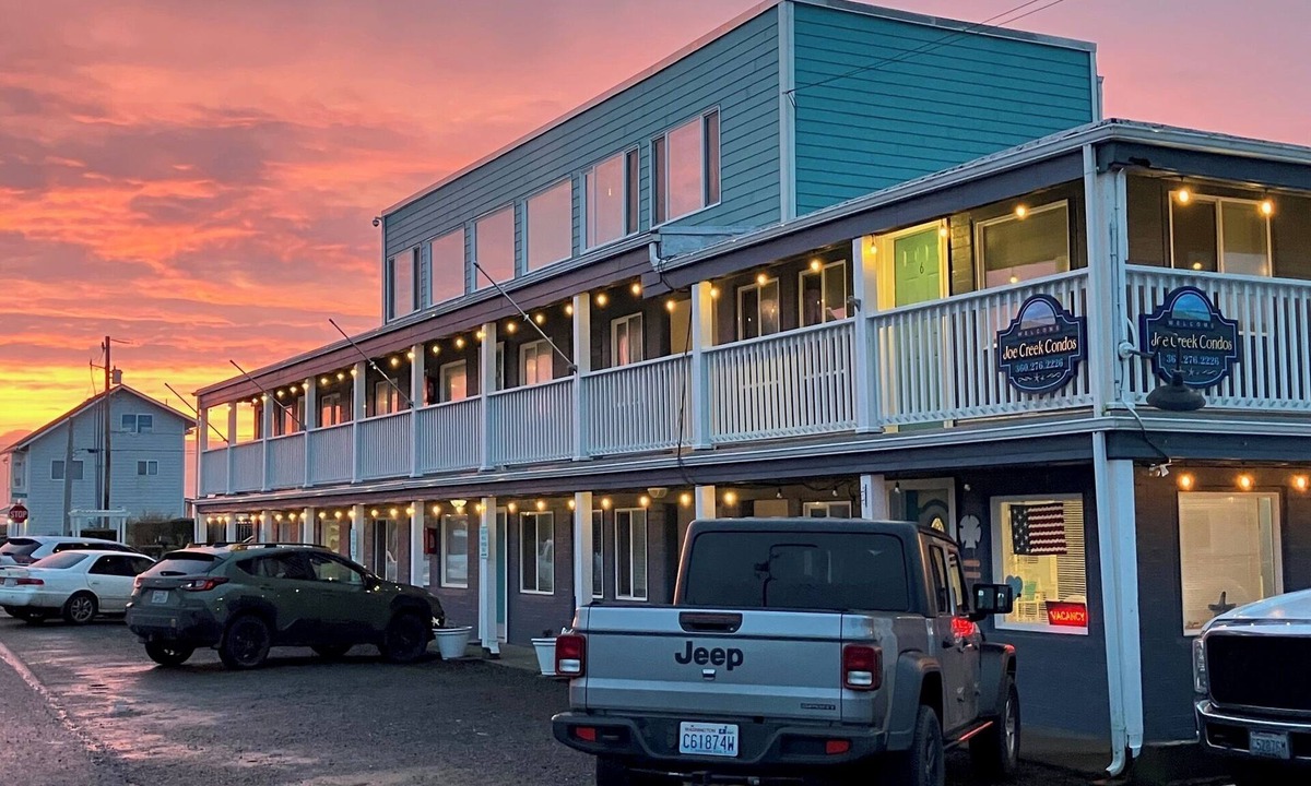 Pacific Beach Apartment | Moments to beach. Two queen beds, full kitchen with essentials. Dog friendly.