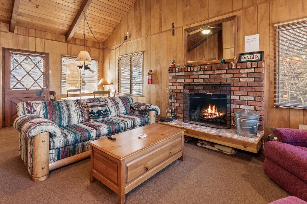Upper Moonridge House | Moonlight Ridge -Classic Moonridge cabin with lots of old mountain charm!