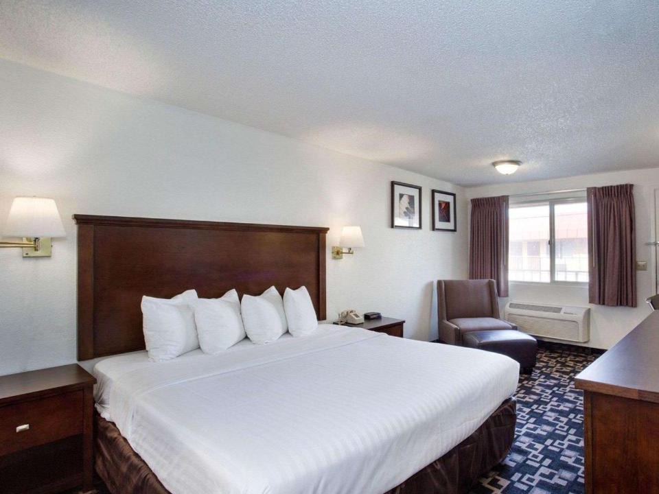 Cornwall Park Hotel | MorningGlory Inn & Suites