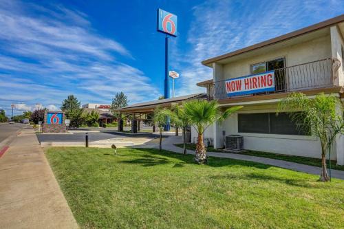 Cascade Hotel | Motel 6-Anderson, CA - Redding Airport