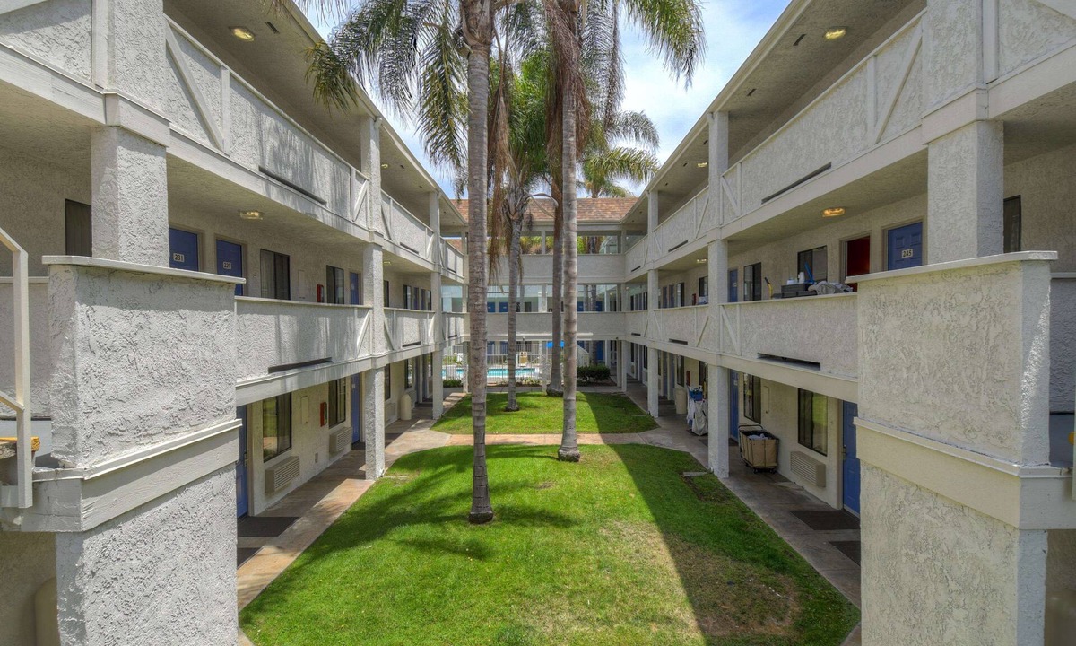 Lincoln Acres Hotel | Motel 6 Chula Vista, CA - San Diego