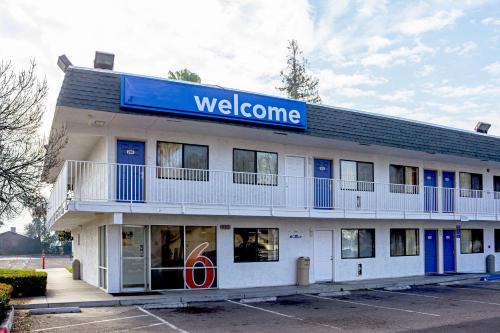 Porterville Hotel | Motel 6-Porterville, CA