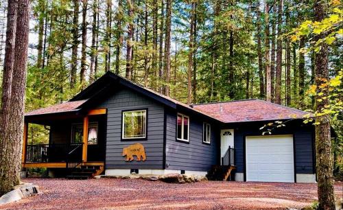 Warnick House | Mount Baker Cabin Retreat | Fireplace, Hot Tub & Views