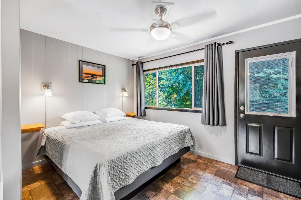 Quilcene Apartment | Mount Walker Suite, Room 12 at Mount Walker Inn
