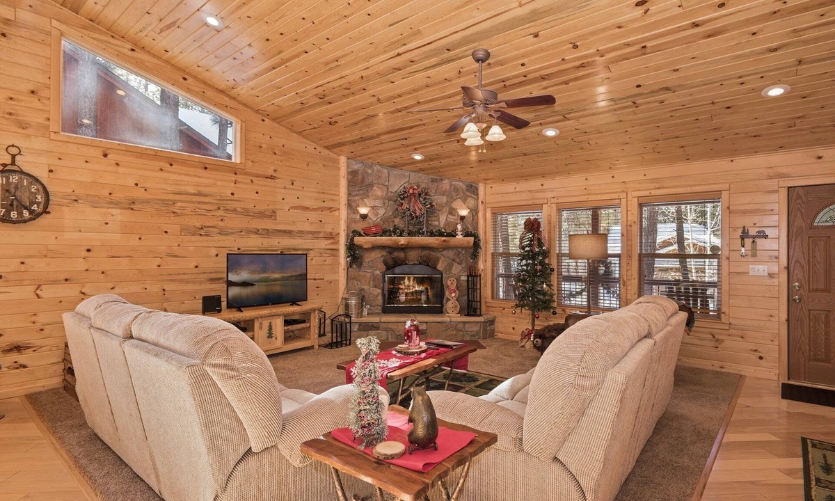 Big Bear City Cabin | Mountain Bliss by Destination Big Bear : Remarkable Single Story Log Style Home in Pinewood Estates! Outdoor Hot Tub! Arcade!