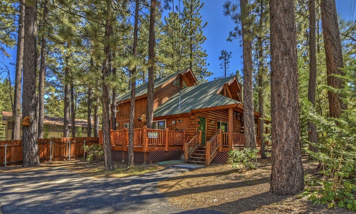 Summit Estates Cabin | Mountain Log Cabin Walking Distance to Snow Summit! Wood Burning Fireplace! Hulu Live & Roku!