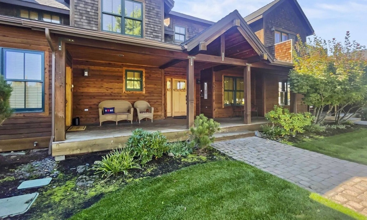 Sisters House | Mountain Sage - Walk to everything in Sisters from this spacious Sisters