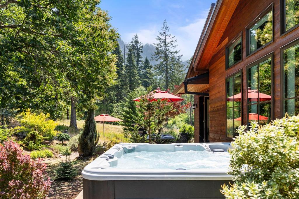 Cascade Locks House | Mountain-View Retreat with Hot Tub & Waterfalls