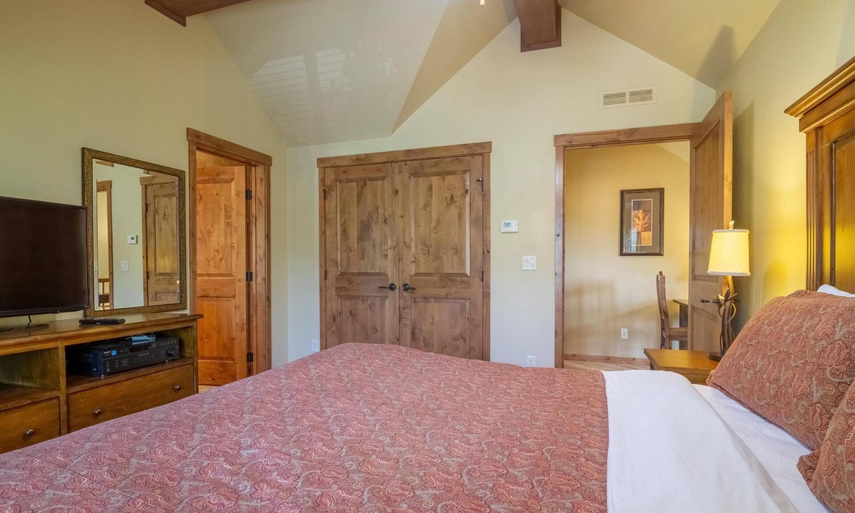 Tamarack Resort House | Mountainside Townhome, private Hot Tub, Pet Friendly