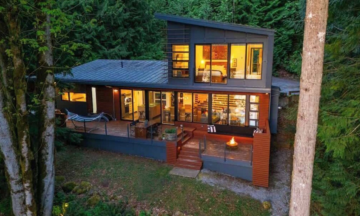 Maple Falls House | Mt Baker Lakefront Luxe Hot tub & Private Dock