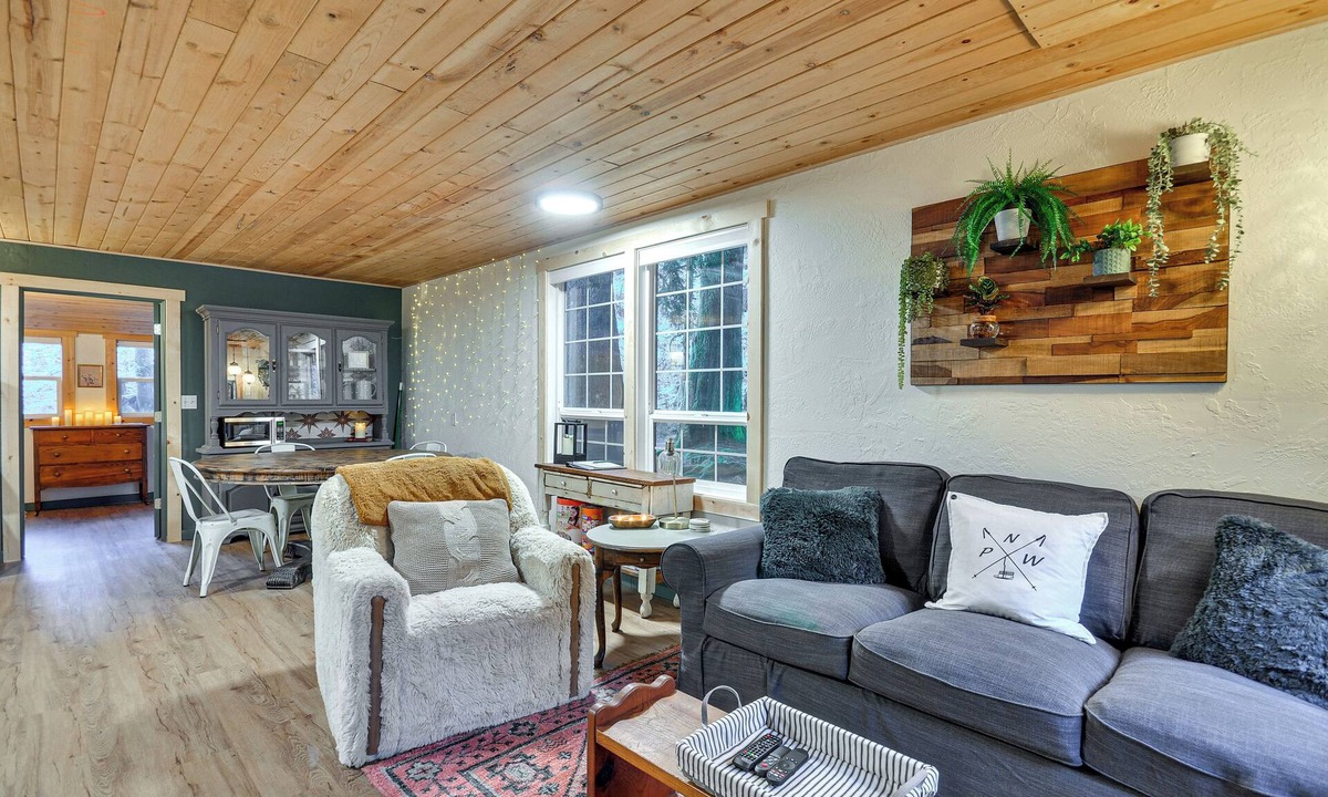 Rhododendron Cabin | Mt Hood Forest Hideaway: Cabin 4 Mi to Village