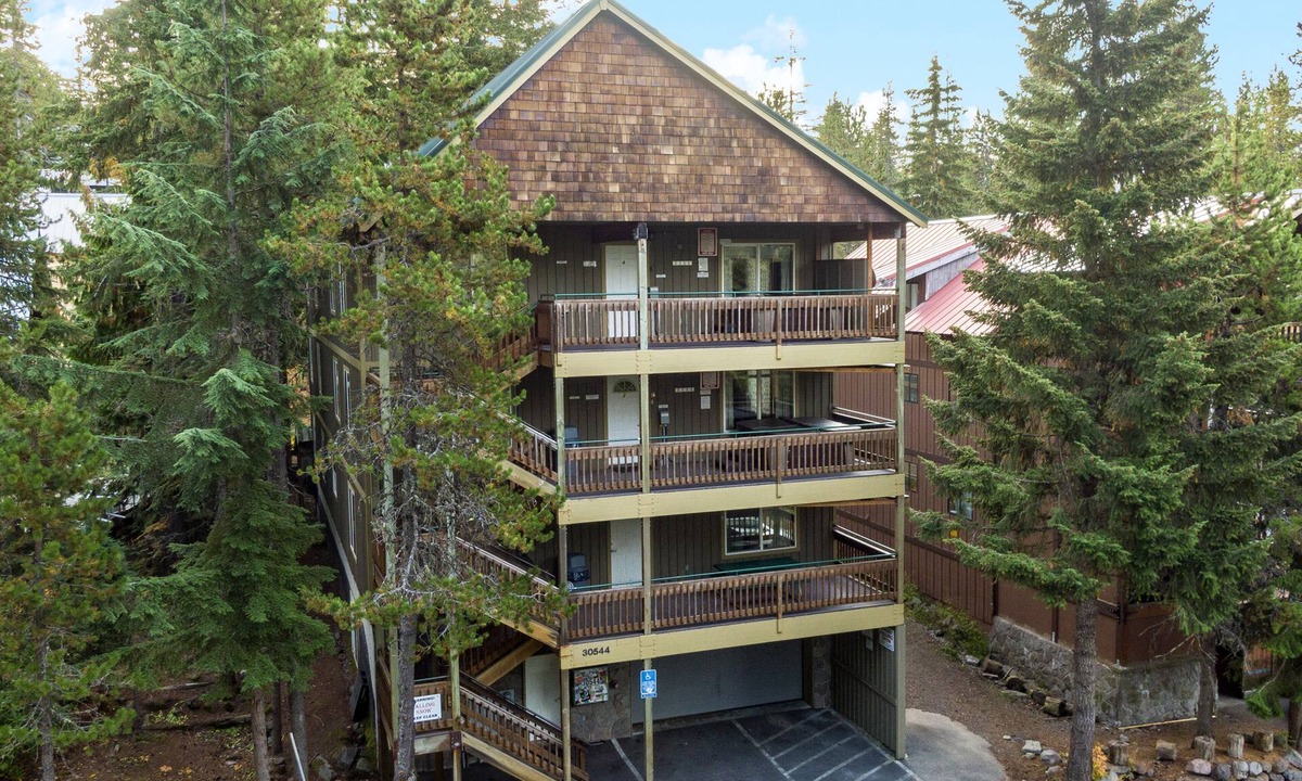 Government Camp Cabin | Mt Hood Lodge: Perfect for Large Groups: Sleeps 44 Maximum-Two Deluxe Hot Tubs