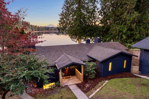 Maple Heights-Lake Desire House | Mt Rainier Lakefront Hot Tub Kayaks Sleep 11