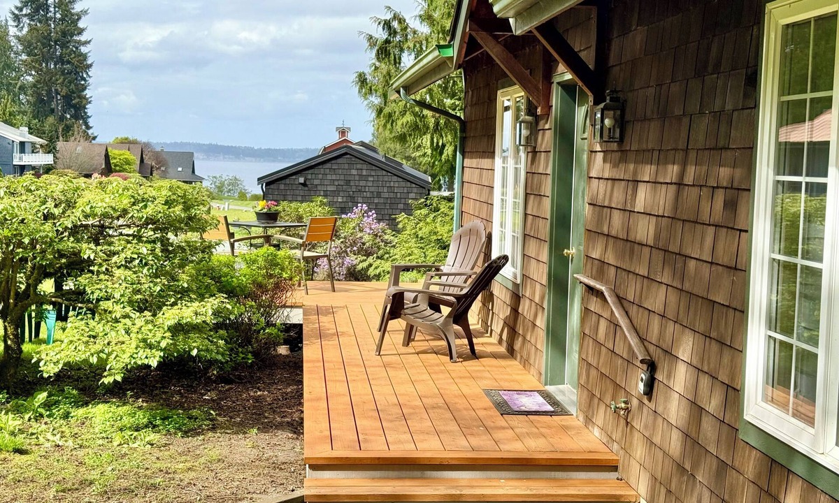 Langley Cottage | Near Downtown Langley, Shops & Restaurants! Cozy Cottage & Pet Friendly!