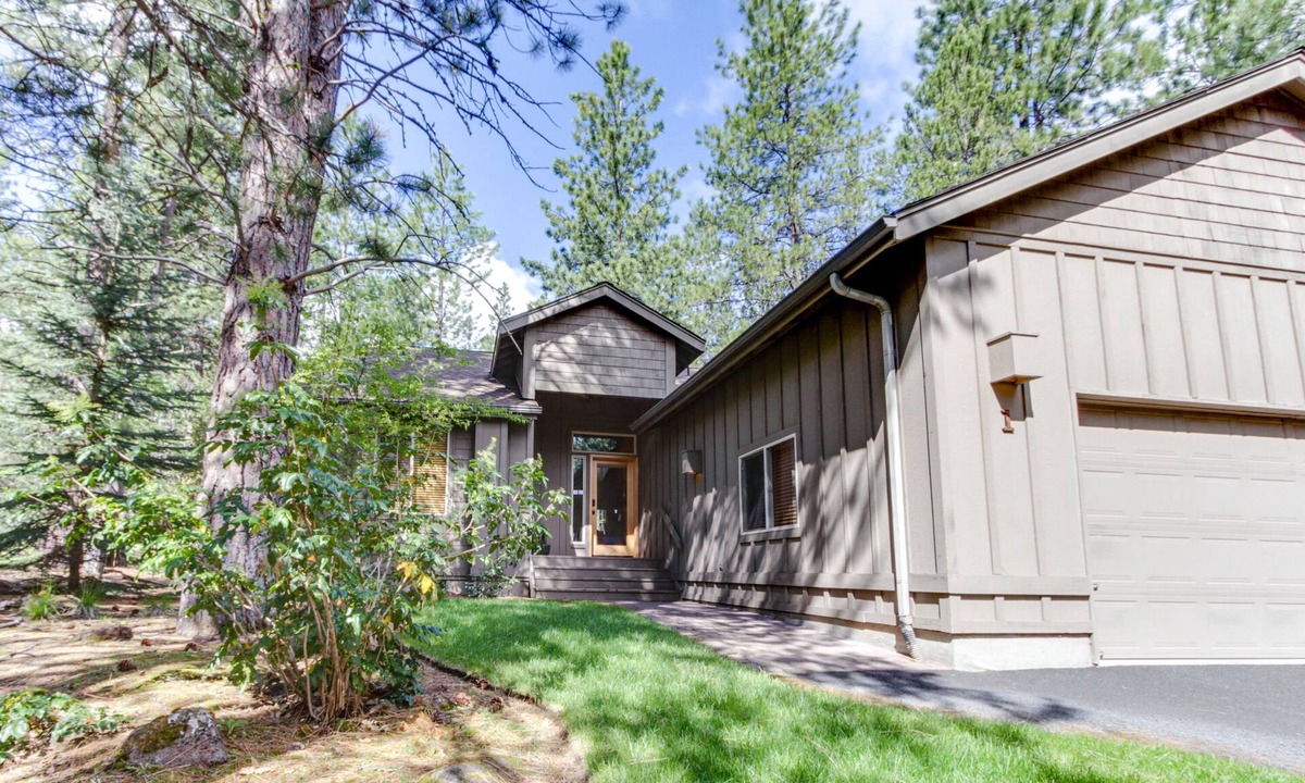 Sunriver House | Near Fort Rock Park with SHARC Passes & Private Hot Tub