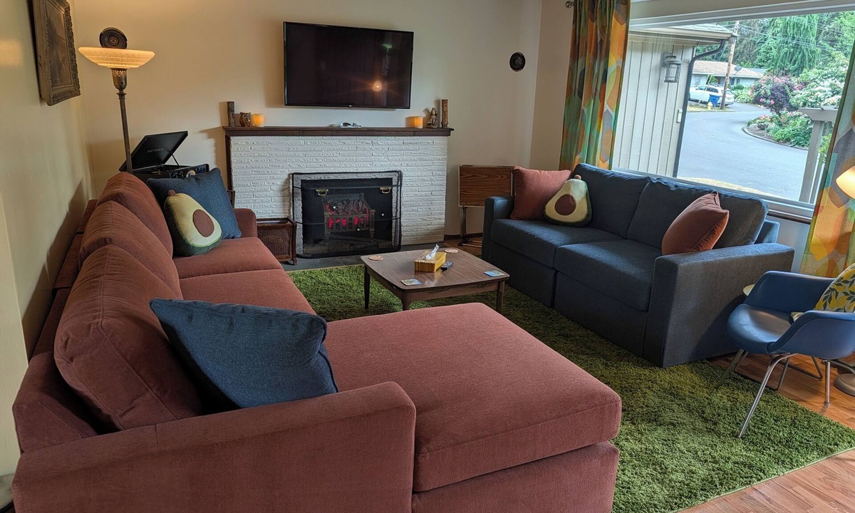 The Bowl of Edmonds House | NEW! 1957 MODEL HOME! Pet and vinyl friendly!