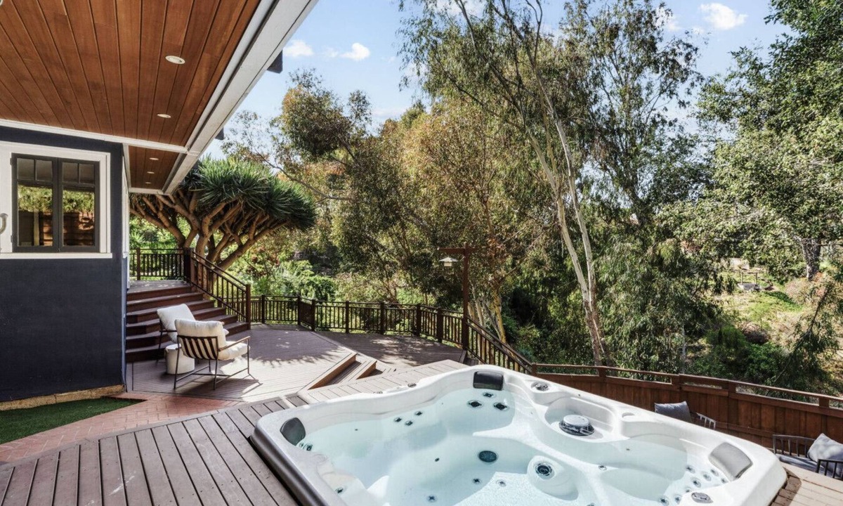Mission Hills House | New 6 bed Mission Hills Home |Huge Deck and Spa
