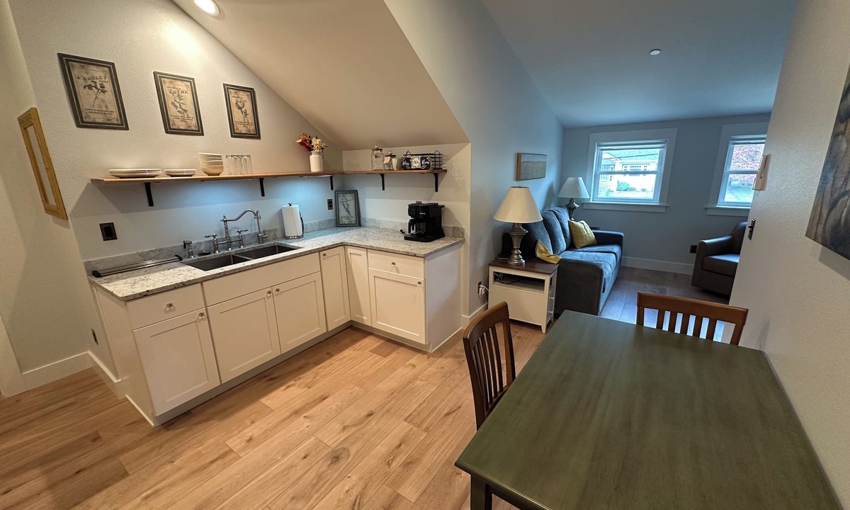 Camas House | New Camas Apartment Private Entry + EV Charging
