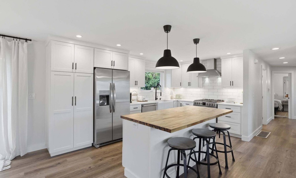Ellsworth House | NEW! Family Get Away Fireplace Near Columbia River