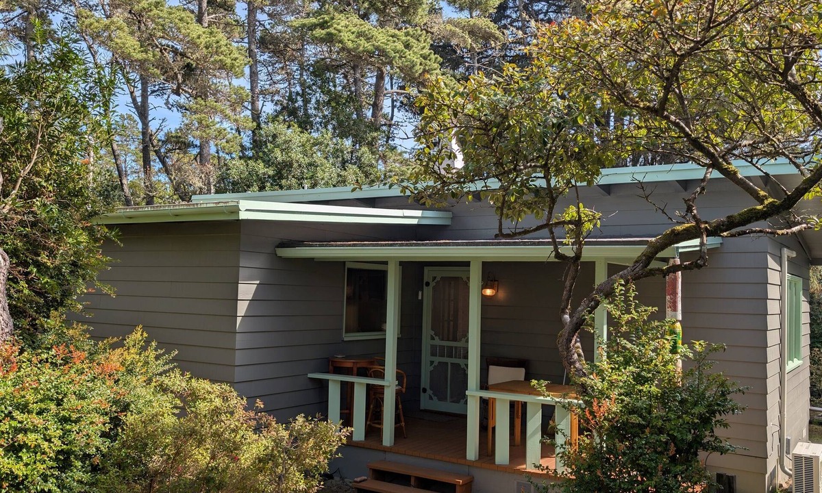 Florence Cabin | *NEW* Fishers D'Lighthouse II-1960 Coastal Cabin