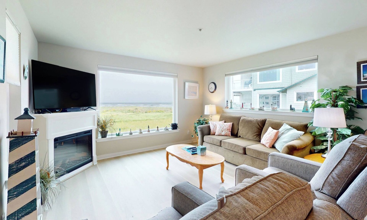 Westport Condo | NEW! Hot Tub, Pool, BBQ, Beach Access, Gym (DDreaming)