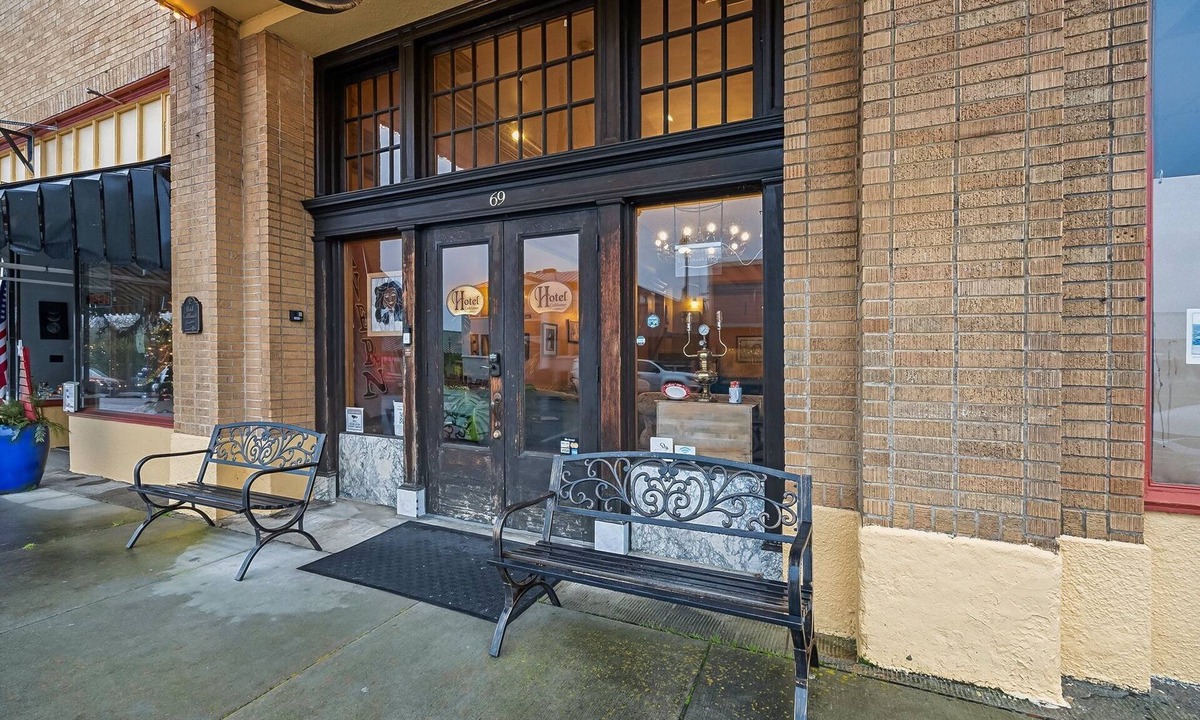 Cathlamet Apartment | NEW! Hotel Cathlamet Room 203 - Interior Full