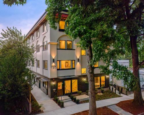 Kerns Apartment | New Kerns Studio Prime Spot Walkable Area