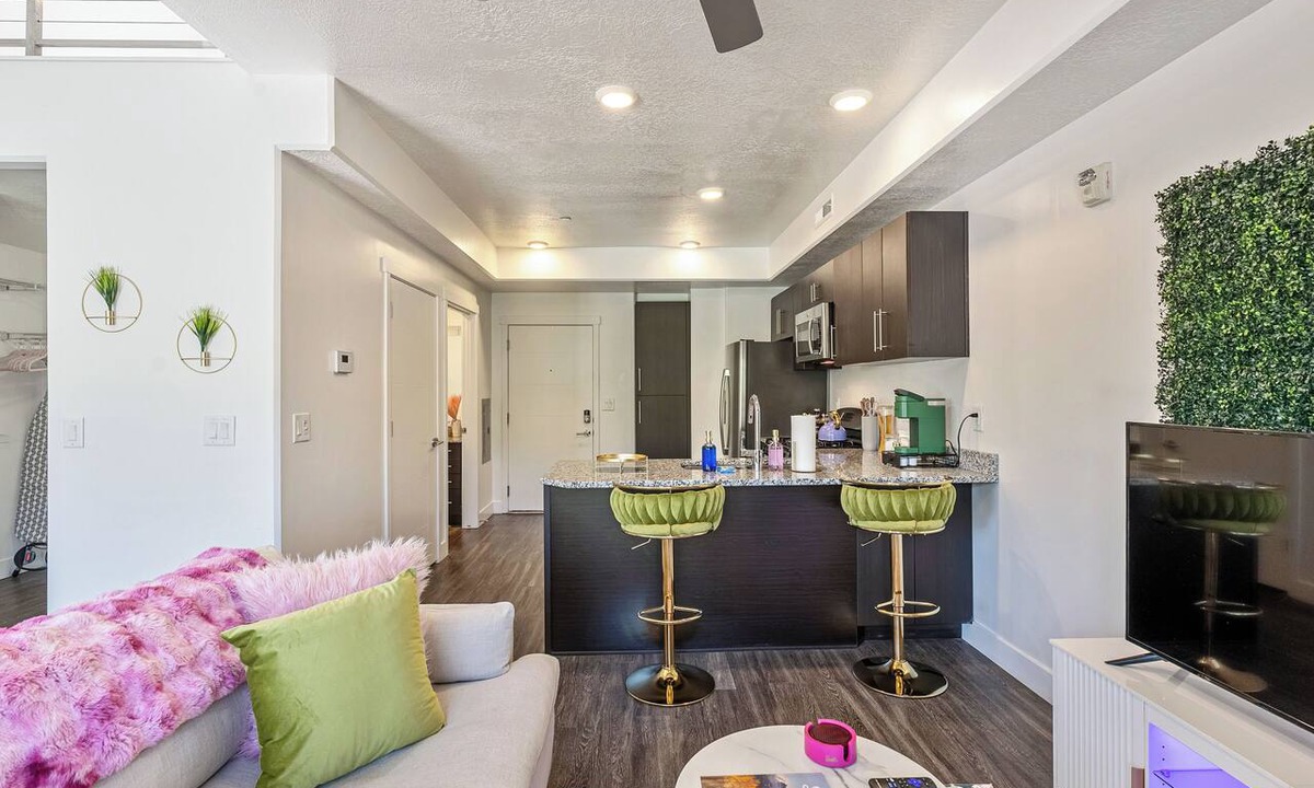 Rio Grande Apartment | NEW-KING Bed Loft Apartment/Downtown/Free Garage Parking/GYM