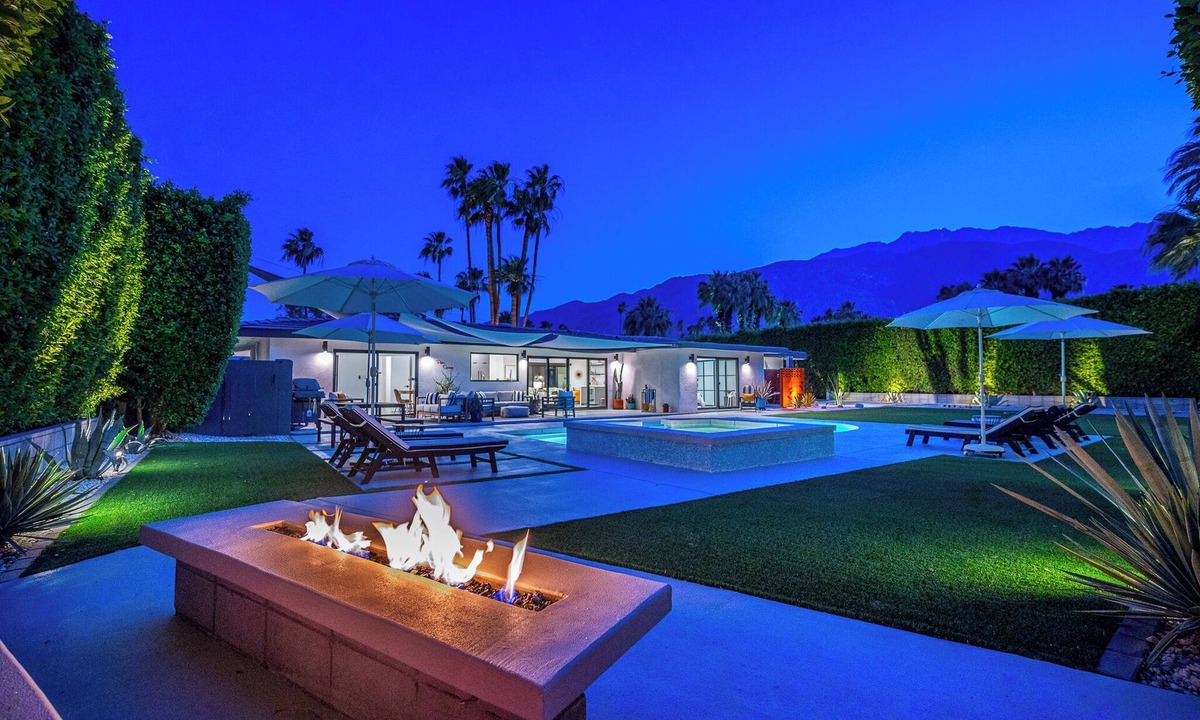 El Mirador House | NEW! Large Private Gated Retreat with Iconic Views, Pool+Spa, Downtown, Dogs ok