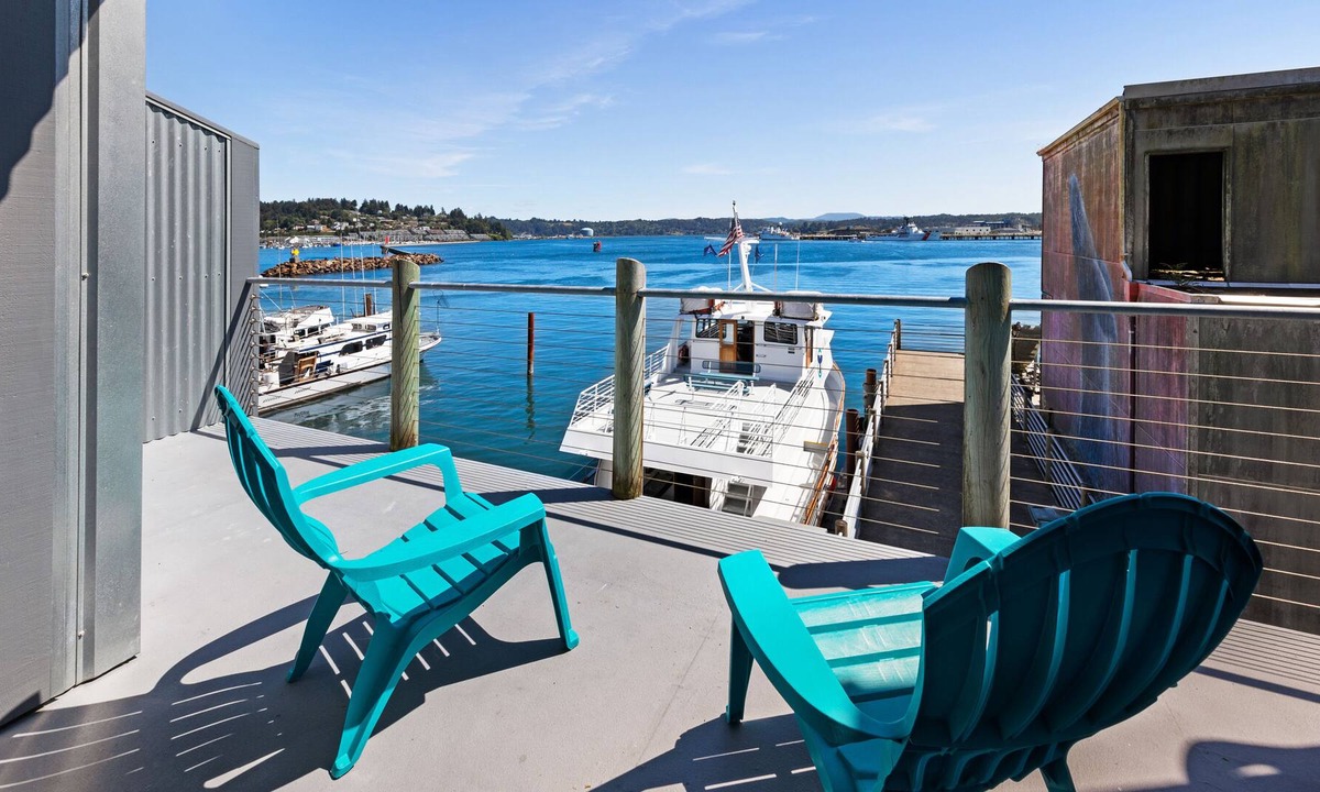 Historic Bayfront Apartment | New listing! Bayfront Lodge Studio with a Fireplace & Balcony - Near the Beach!