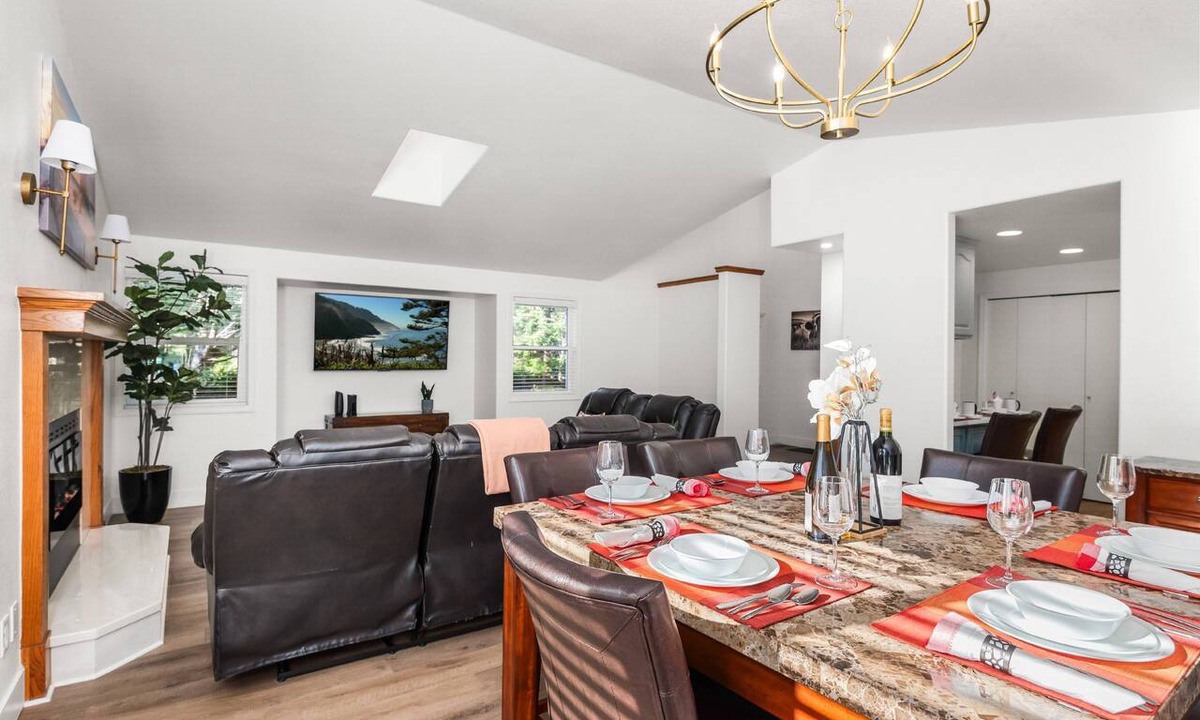 Dunes City House | New listing! Beautiful 3 bedroom 3 bath, near lakes, ocean, and dunes, pet friendly, large lot, bbq