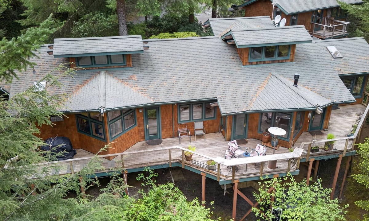 Dunes City House | *NEW LISTING* Beautiful Lake Front Home w/Hot Tub. Close to Downtown Florence and Dunes