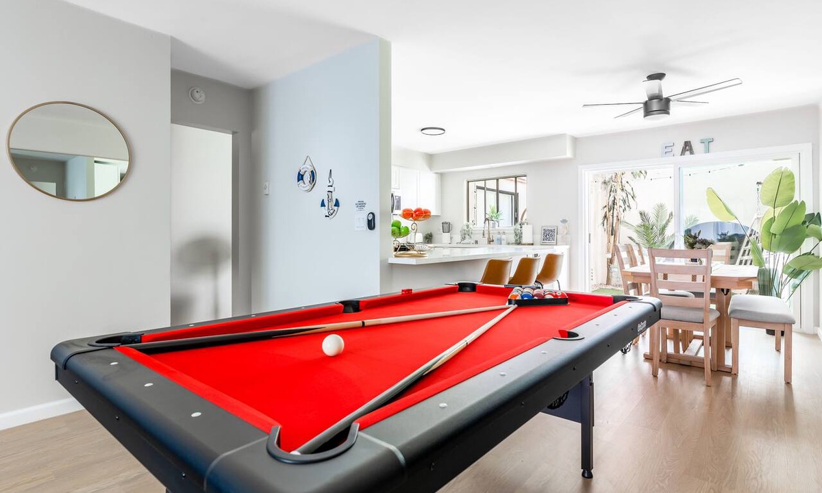 Alamitos Beach Apartment | NEW Ocean Eyes/3 Blocks to Beach/Backyard Oasis/Massage Chair/Bikes/lLaundry