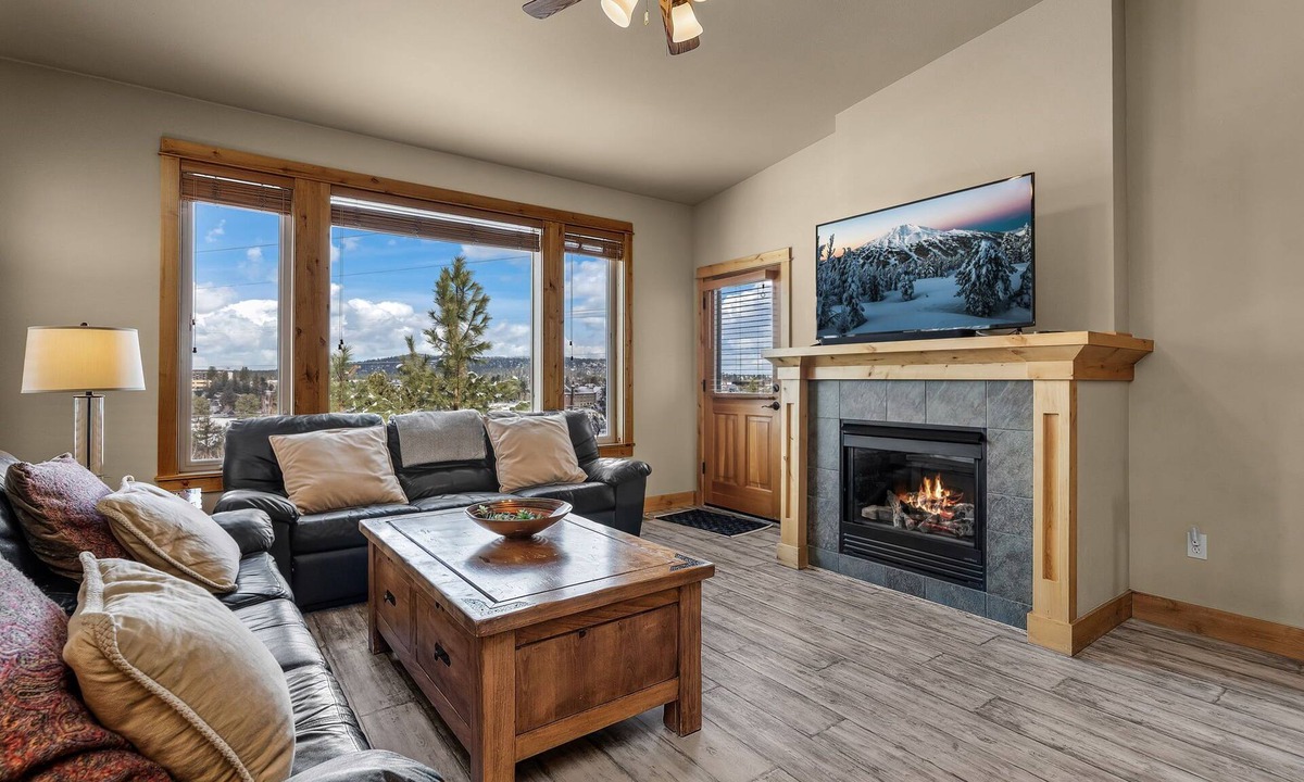 Southern Crossing House | New! Old Mill Lookout–Mountain Views, Fireplace, Dog Friendly
