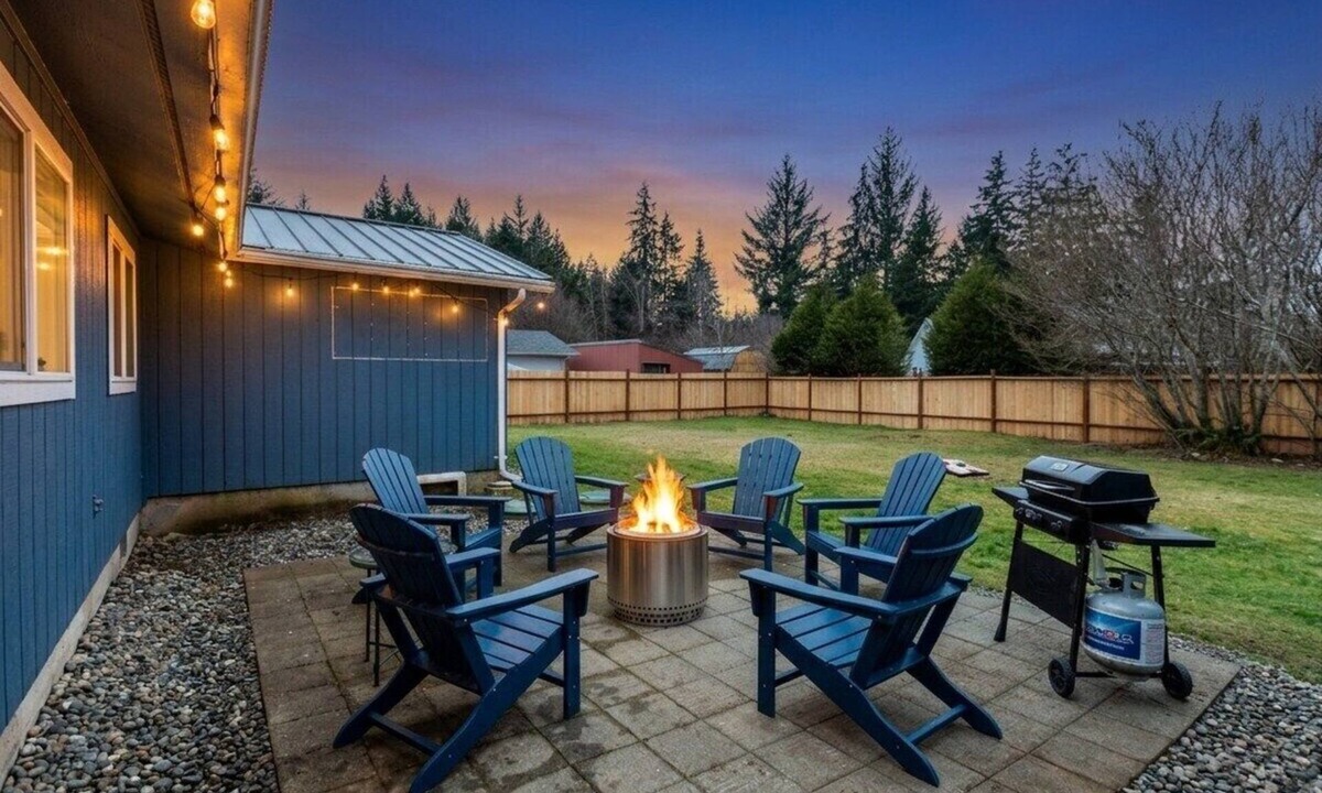 Forks House | 𓇻 NEW! Olympic Park Retreat - HUGE Yard, Starlink, Game Room, Firepit, Near Hoh