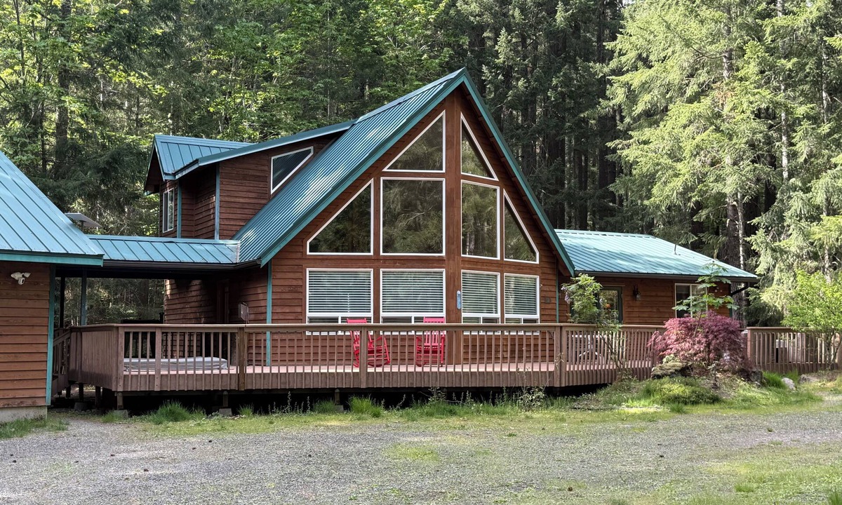 Packwood Cabin | New on VRBO! Triple Bee’s Retreat on an acre boardering the forest service
