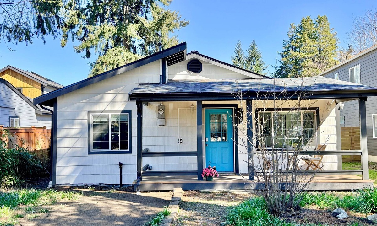 Haller Lake House | NEW! Peaceful Bungalow Close to Lightrail Yard