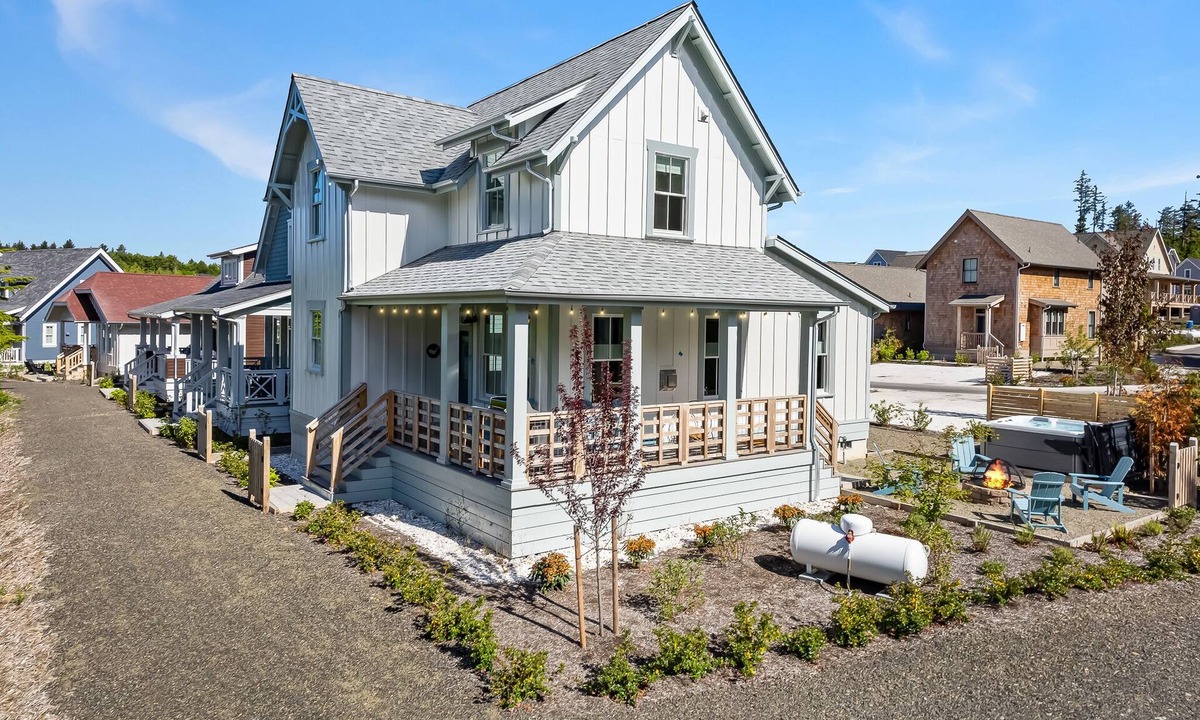 Pacific Beach House | New* Seabrook's White Whale, private hot tub!